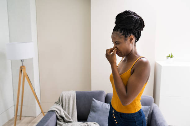 mujer africana sentir mal olor o olor al aire - olor desagradable fotografías e imágenes de stock