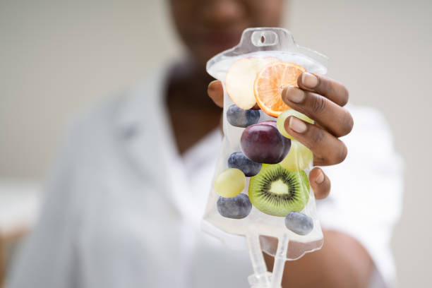 iv 드립 비타민 주입 요법 - women black fruit healthcare and medicine 뉴스 사진 이미지