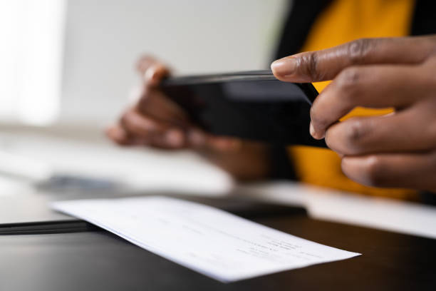 depósito de cheques remoto tomando foto - recibo de entrega fotografías e imágenes de stock