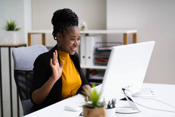 eearning online videoconference business technology - adult businesswoman greeting human hand zdjęcia i obrazy z banku zdjęć