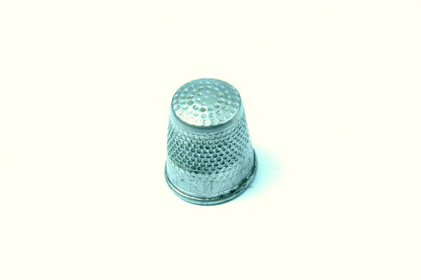 thimble, primer plano - thimble sewing item close up studio shot fotografías e imágenes de stock