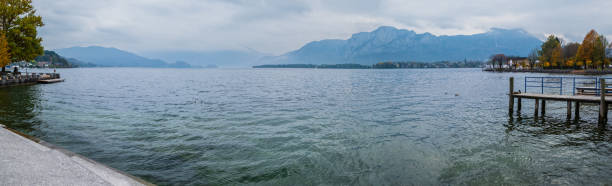 autumn alps mountain lake mondsee view, salzkammergut, upper austria. - seepromenade imagens e fotografias de stock