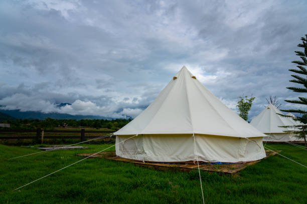 camping en medio rural - ocio de viajes. - tent camping dome tent single object fotografías e imágenes de stock