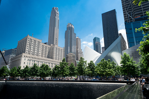 9/11 記念碑、オクルスと噴水・アット・グラウンド・ゼロ、ニューヨーク市 - ストックフォト・写真素材...