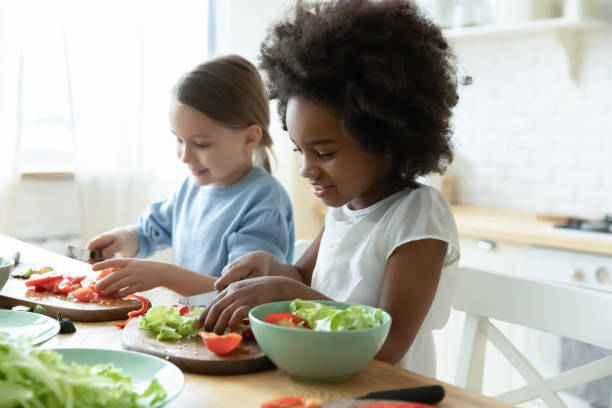 meninas multirraciais melhores amigas cozinhando juntas na cozinha - tomato small food vegetable - fotografias e filmes do acervo