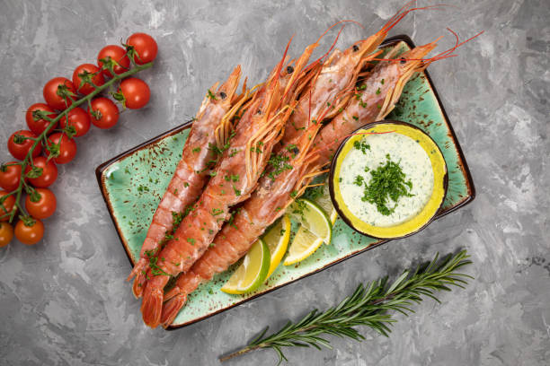 krewetki z limonką, pomidorem i sosem - prepared shrimp prawn grilled lime zdjęcia i obrazy z banku zdjęć