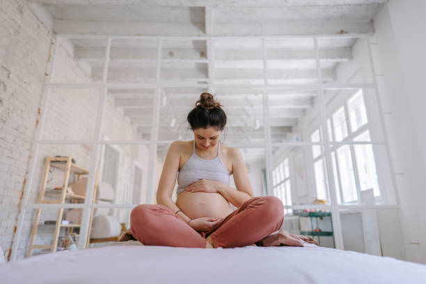 can't wait to meet you, my sweet baby - hair bun hairstyle beautiful looking imagens e fotografias de stock