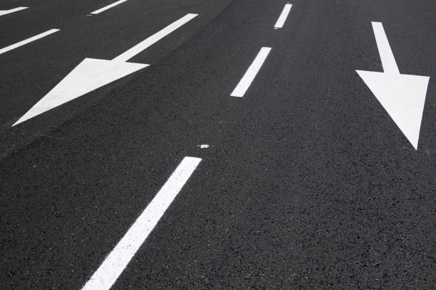 istock Arrow directional signals painted on the floor in Spain 1252913312