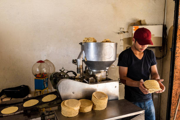 giovane che vende tortillas di nixtamal - vegies corn dinner crop foto e immagini stock