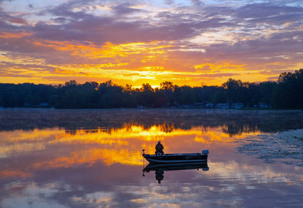 lake sunrise-nyona lake-fulton county indiana - recreatieboot stockfoto's en -beelden