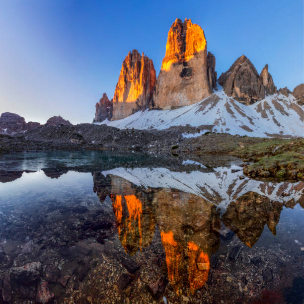 tre cime di lavaredo con riflessione nel lago all'alba - sunrise european alps mountain alpenglow foto e immagini stock