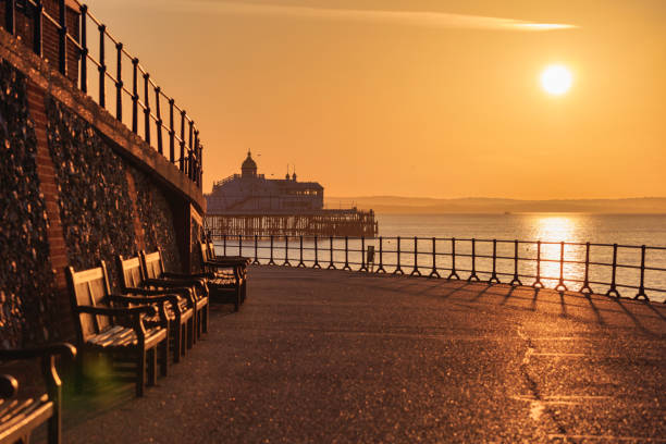 beau lever de soleil au-dessus de l’horizon de manche et de jetée d’eastbourne, east sussex, royaume-uni - horizon over water england uk summer photos et images de collection