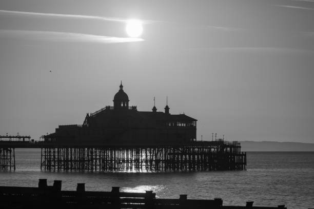 beau lever de soleil au-dessus de l’horizon de manche et de jetée d’eastbourne, east sussex, royaume-uni - horizon over water england uk summer photos et images de collection