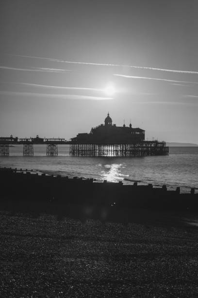 beau lever de soleil au-dessus de l’horizon de manche et de jetée d’eastbourne, east sussex, royaume-uni - horizon over water england uk summer photos et images de collection