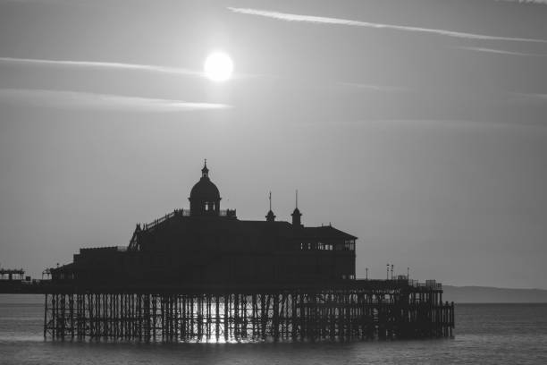 beau lever de soleil au-dessus de l’horizon de manche et de jetée d’eastbourne, east sussex, royaume-uni - horizon over water england uk summer photos et images de collection