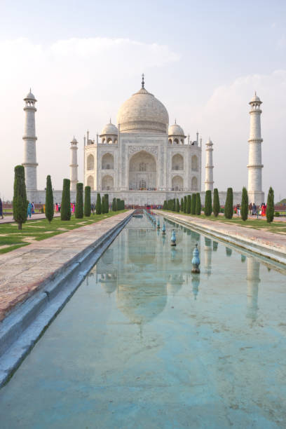 Taj Mahal in una giornata di sole - foto stock