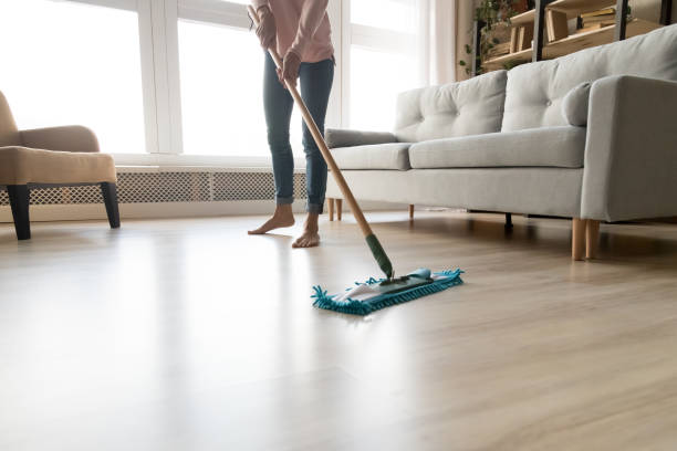 plancher de nettoyage de femme pieds nus avec l’image recadrée de garniture humide de serpillière. - chores wood wet indoors photos et images de collection