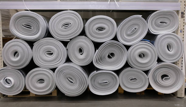 rouleaux empilés de matériaux isolants dans l’entrepôt - rolled up foil paper gray photos et images de collection