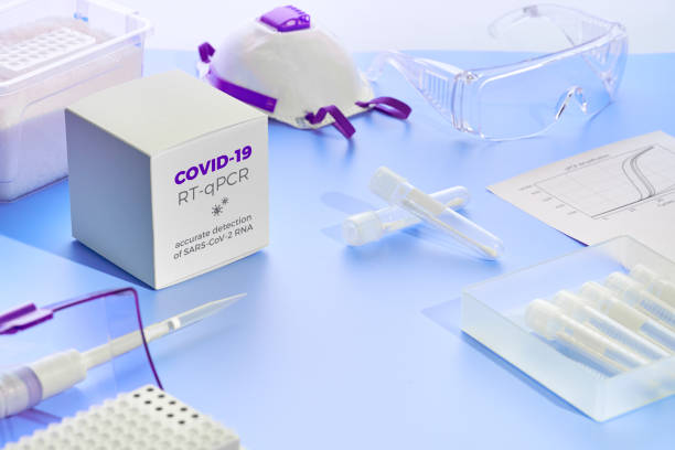 veloce nuovo kit di test coronavirus covid-19. kit diagnostica pcr ncov 2019. mano nel guanto con la scatola. il kit rileva il virus covid19 nei campioni dei pazienti. laboratorio di prova, sistema e strumenti amplificazione pcr. - dna kit foto e immagini stock