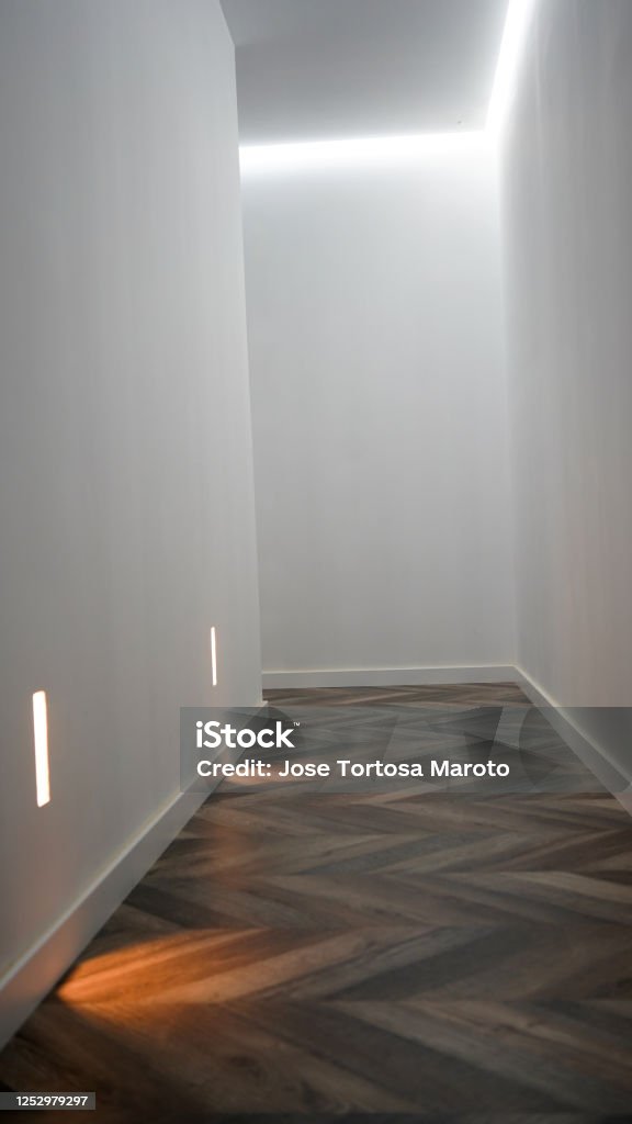 Madera de pasillo con luces led - Foto de stock de Entrada libre de derechos