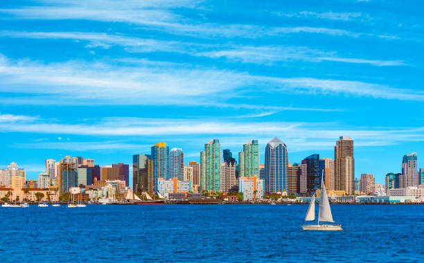 небоскребы набережной и гавани сан-диего скайлайн, калифорния - san diego bay san diego california skyline waterfront стоковые фото и изображения