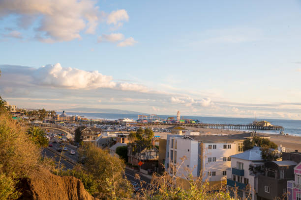 santa monica houses and pier with pacific coast highway at sunset - santa monica pier beach panoramic santa monica imagens e fotografias de stock