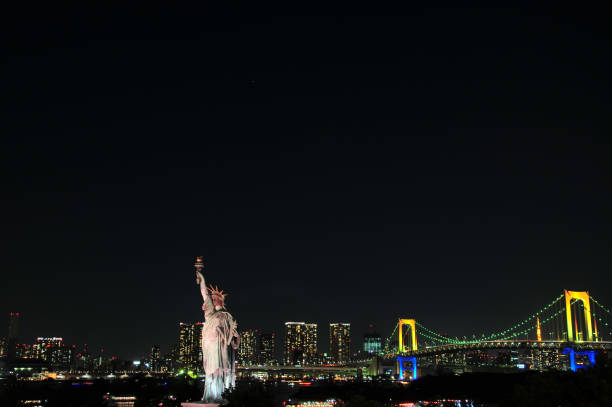 belle vue de nuit de tokyo - réplique de la statue de la liberté odaiba photos et images de collection