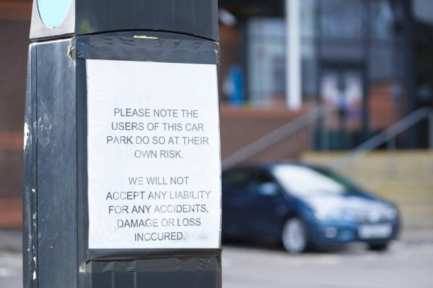 istock Car park users do so at own risk sign 1253023935