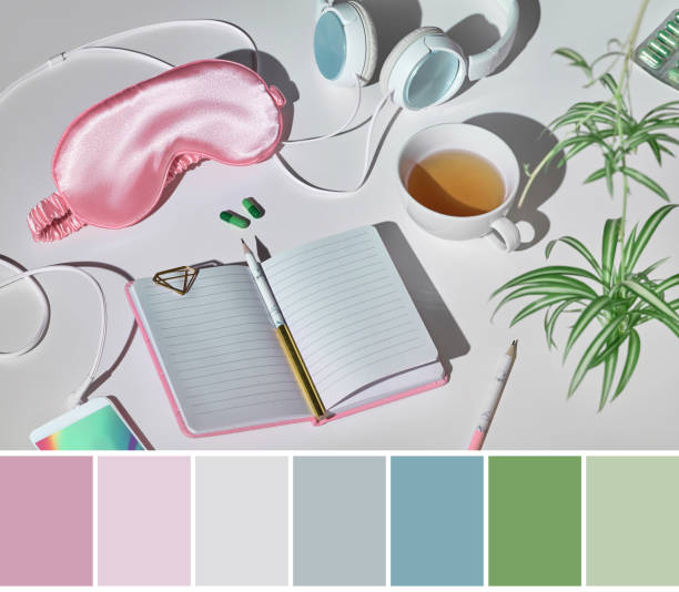 palette assortie de couleur de la vie tranquille de sommeil de nuit saine en rose et vert. masque de sommeil, écouteurs, thé, pilules apaisantes, carnet de notes. fond gris argenté avec des feuilles exotiques. - color swatch audio photos et images de collection