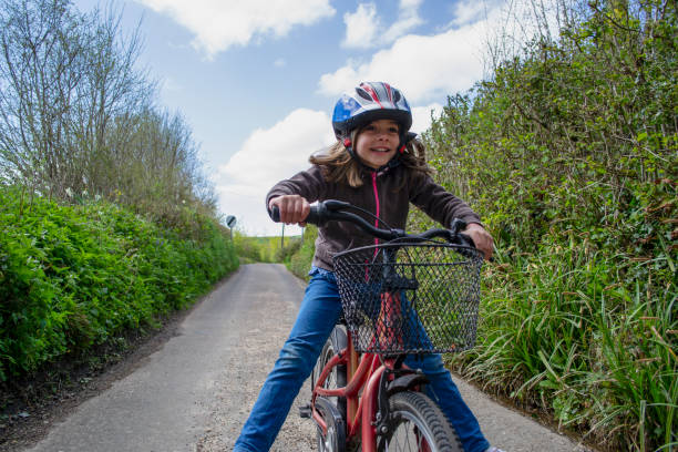 enfant sur un vélo - ten speed bicycle photos et images de collection