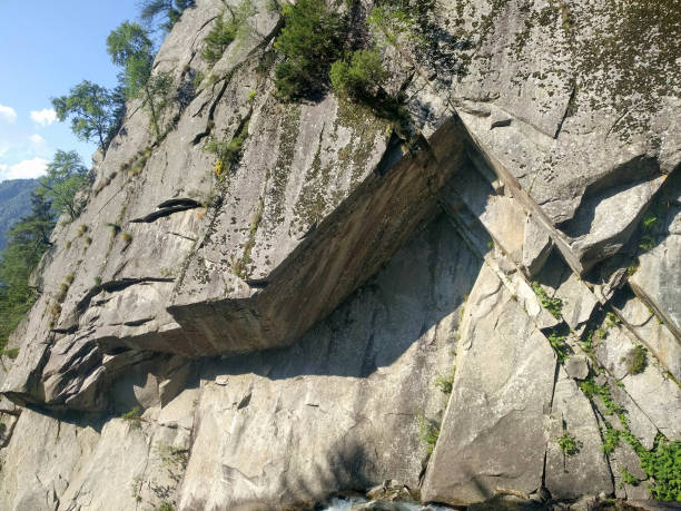 formation rocheuse pointue, vallée de braone, alpes italiennes. - mountain rock sun european alps photos et images de collection