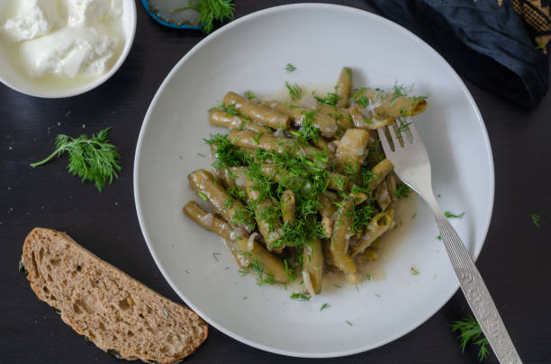 traditionelle köstliche türkische speisen; breitbohne mit olivenöl (zeytinyagli bakla) - pferdebohne stock-fotos und bilder