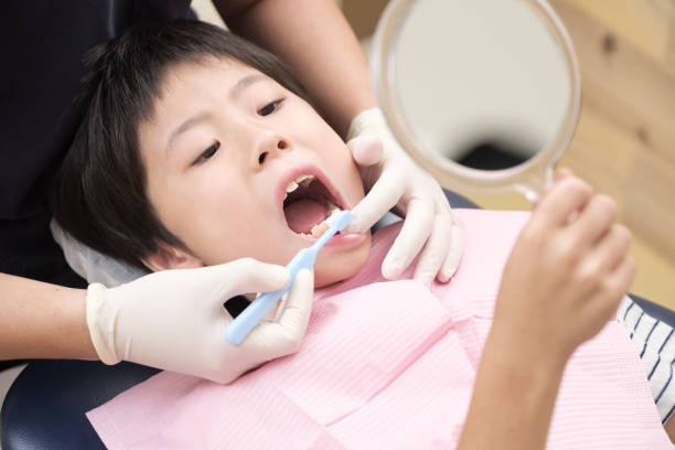 istock Japanese children using an interdental brush at the dentist 1253036195