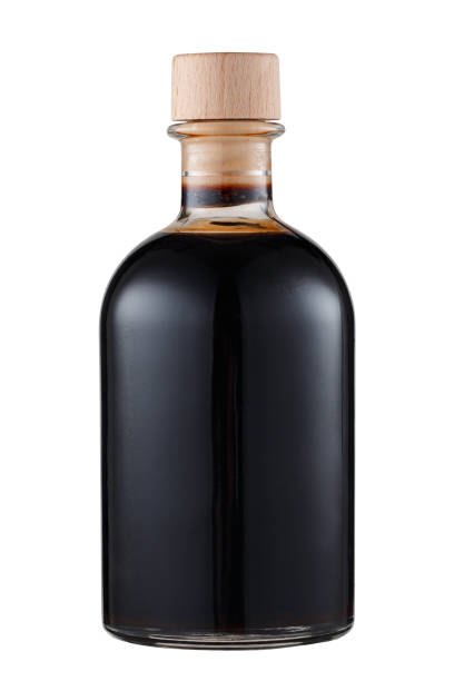 흰색 배경에 고립 된 라벨이없는 나무 코르크병. - food balsamic vinegar vinegar bottle 뉴스 사진 이미지