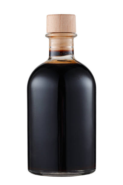 butelka z drewnianym korkiem bez etykiety izolowanej na białym tle. - food balsamic vinegar vinegar bottle zdjęcia i obrazy z banku zdjęć