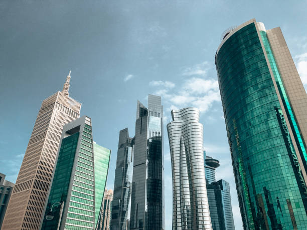 дубайский финансовый район - dubai skyline united arab emirates finance стоковые фото и изображения