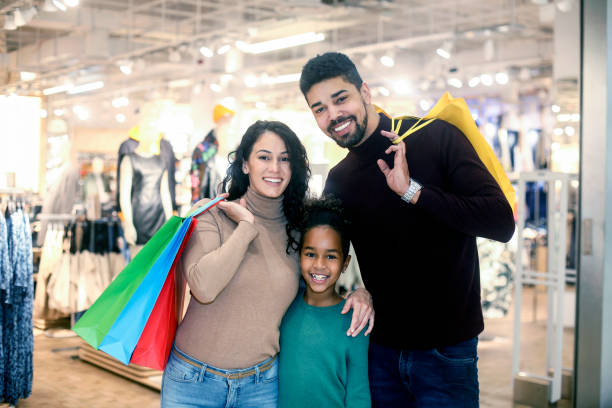family in a boutique - boutique shopping retail mother imagens e fotografias de stock
