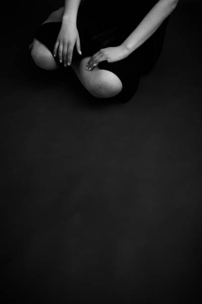 details of body of beautiful girl, fashion and art, authentic black and white photo shoot - motion art naked studio shot imagens e fotografias de stock