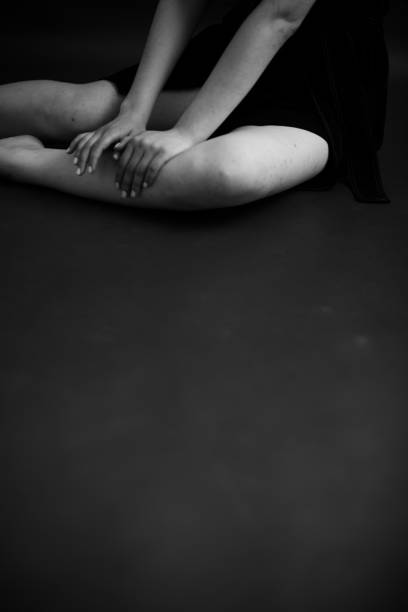 details of body of beautiful girl, fashion and art, authentic black and white photo shoot - motion art naked studio shot imagens e fotografias de stock