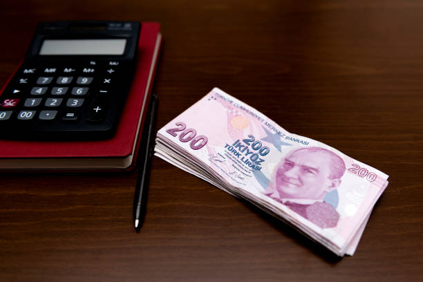 Turkish Lira banknotes calculator and pen on isolated floor Türk Lirası banknotların hesap makinesi ve yalıtılmış zemin üzerine kalem para birimi stock pictures, royalty-free photos & images