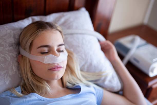 cpapマシン、鼻の下にcpapマスクで眠る - cpap ストックフォトと画像