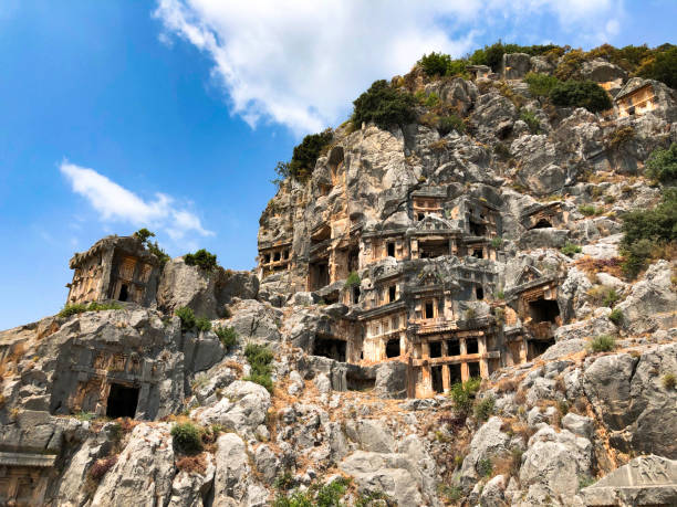 tombes taillées dans la cité antique de myra de lycia. demre antalya turquie - grave dolmen tomb cemetery photos et images de collection