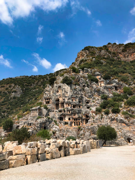 tombes taillées dans la cité antique de myra de lycia. demre antalya turquie - grave dolmen tomb cemetery photos et images de collection