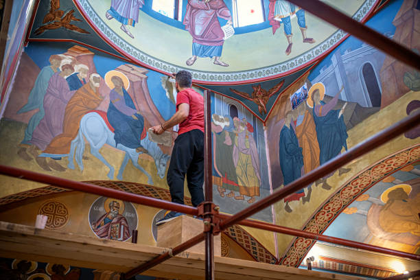 творческий художник в церкви - restoring painting working church стоковые фото и изображения