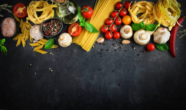 fondo de comida italiana con ingredientes de pasta sobre fondo oscuro, vista superior, concepto de cocina, restaurante - italian cuisine fotografías e imágenes de stock