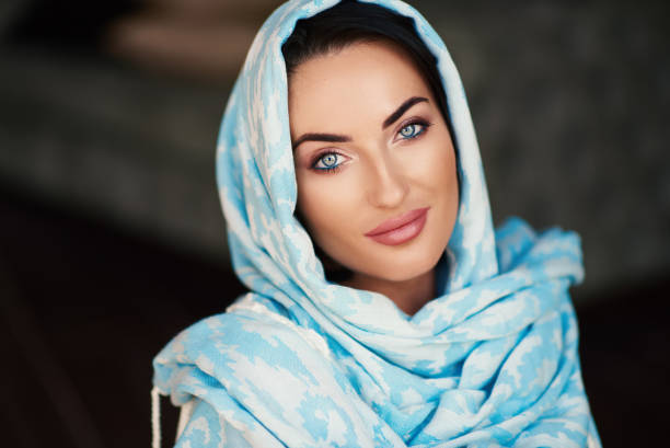 joven de aspecto oriental en una bufanda azul. retrato de belleza de chica árabe o india con maquillaje perfecto y accesorios hechos a mano - bride veil women human face fotografías e imágenes de stock