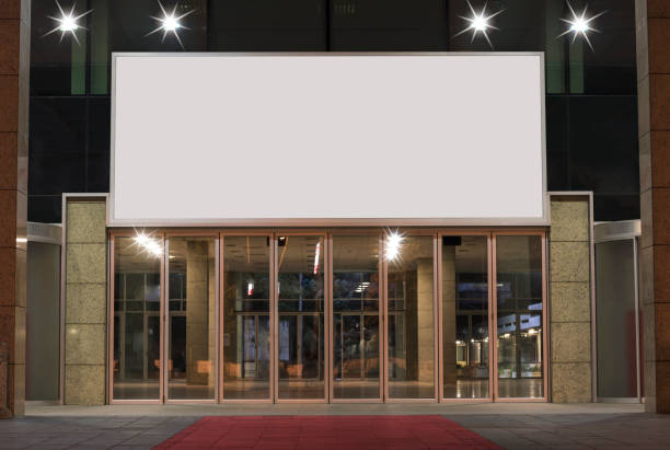 teatro, cinema ou construção de negócios com colunas publicitárias em branco. maquete - edifício de teatro - fotografias e filmes do acervo