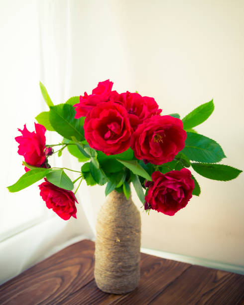 花瓶の中のバラ - cut flowers rose purple flower arrangement ストックフォトと画像