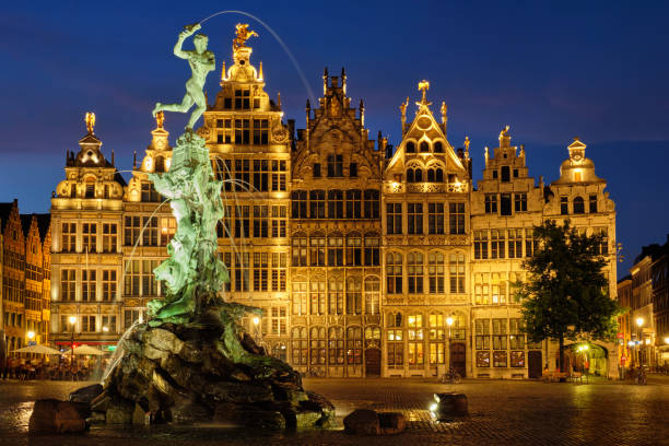 anversa grote markt con famosa statua e fontana di brabo di notte, belgio - brabo foto e immagini stock
