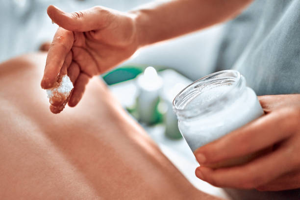 huile de coulée de main pour le massage dans le spa - massage therapist massaging sport beautician photos et images de collection